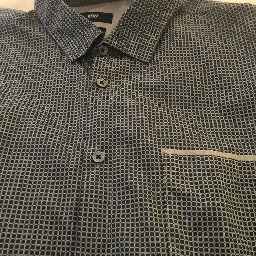 Hugo Boss Regular Fit pattern button down size XL - Picture 2 of 6